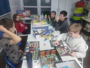 Dzieci podczas gier planszowych.