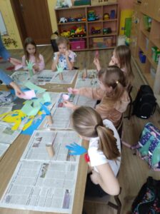 Dzieci podczas warsztatów.