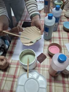 Gliniana miseczka podczas szkliwienia.