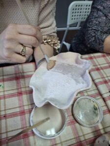 Gliniana miseczka podczas szkliwienia.