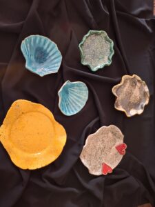 Gliniane, kolorowe, małe miseczki.