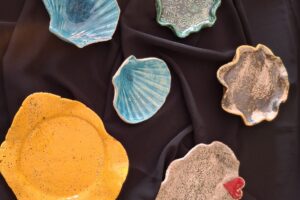 Gliniane, kolorowe, małe miseczki.