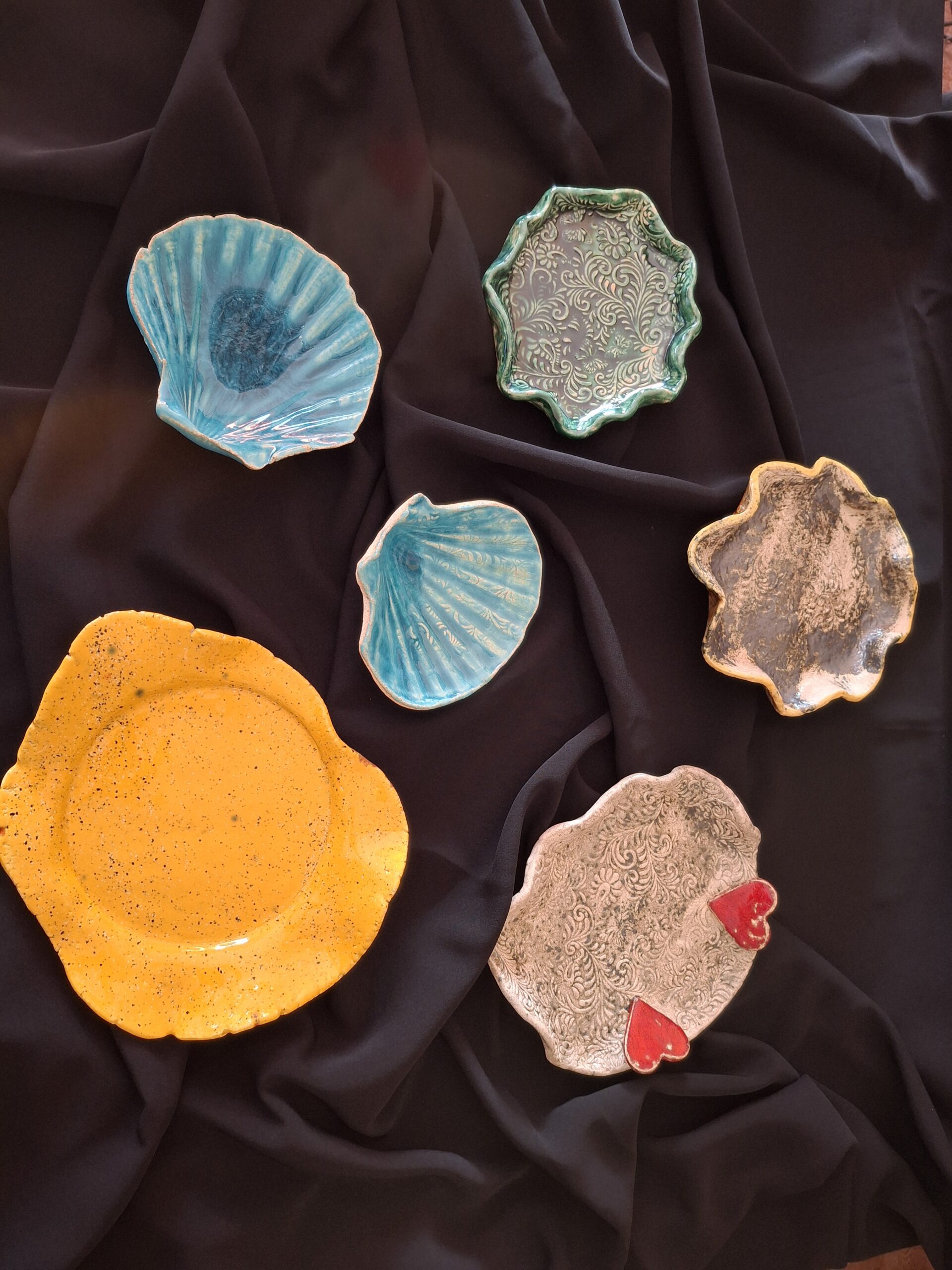 Gliniane, kolorowe, małe miseczki.