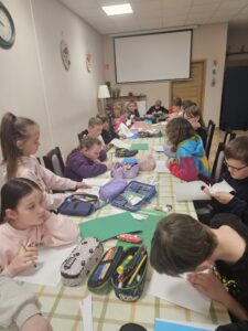 Dzieci podczas warsztatów plastycznych.