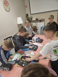 Grupa chłopców podczas warsztatów plastycznych.