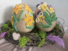 Wielkanocne dwa jaja, ozdobione sznurkiem i papierem.