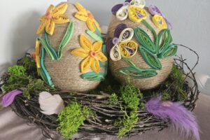 Wielkanocne dwa jaja, ozdobione sznurkiem i papierem.