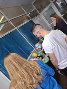 20260326_094024 Troje członków komisji podczas obrad