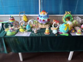 Prace konkursowe - różnorodne jajka wielkanocne na stole