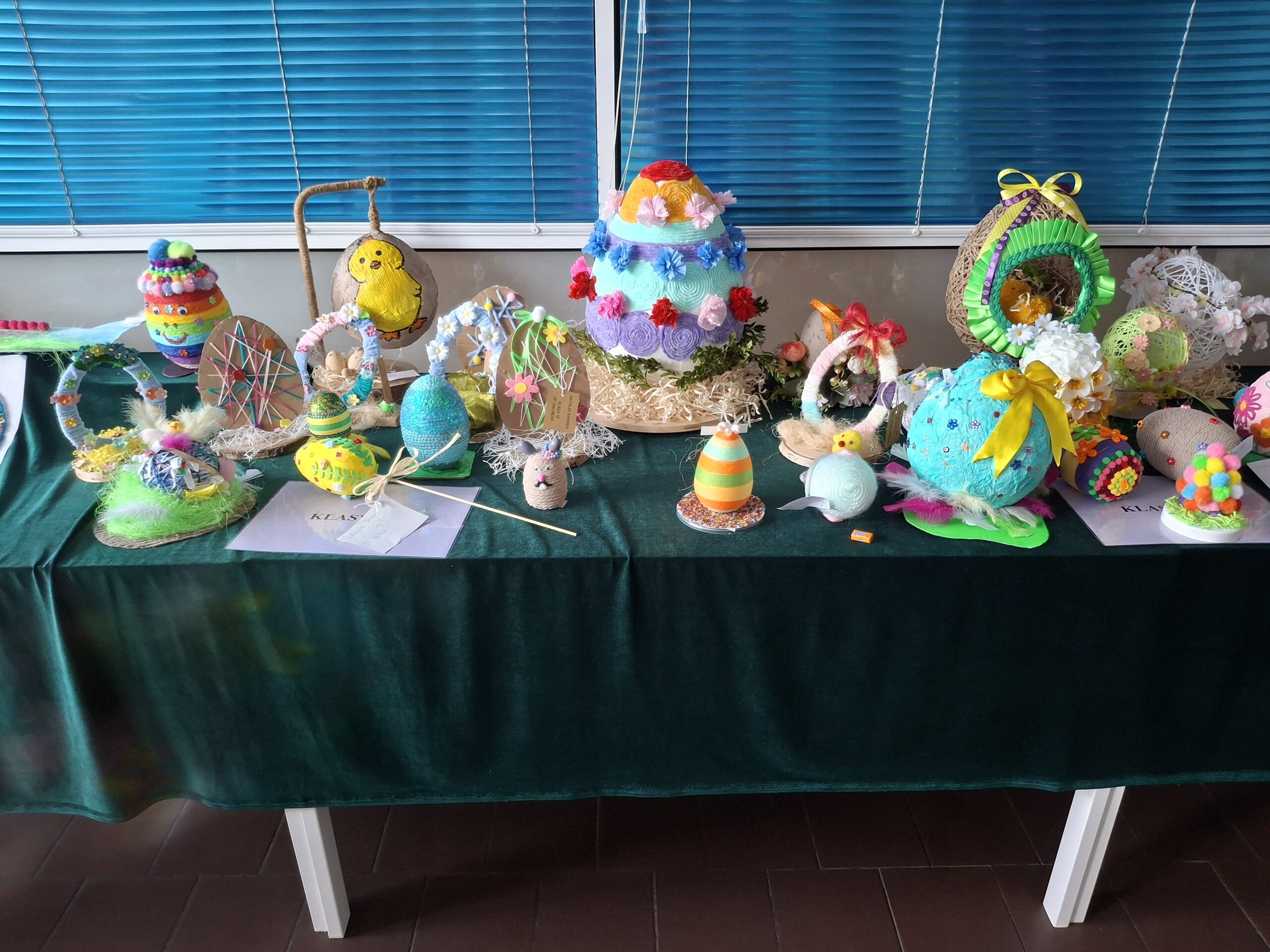 20260330_083010 Prace konkursowe - różnorodne jajka wielkanocne na stole