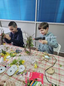 20260330_161953 Dwaj chłopcy pracujący na warsztatach wielkanocnych.