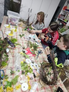 20260330_162154 Dzieci pracujące na warsztatach wielkanocnych.