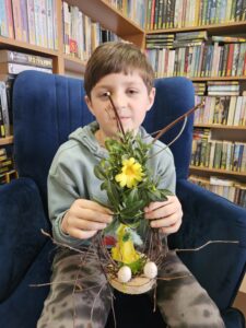 20260330_164059 Chłopiec z wielkanocnym stroikiem.