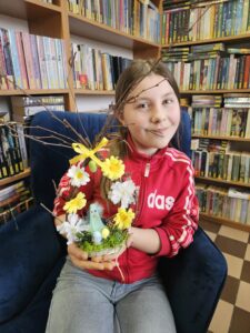 20260330_165342 Dziewczynka z wielkanocnym stroikiem.