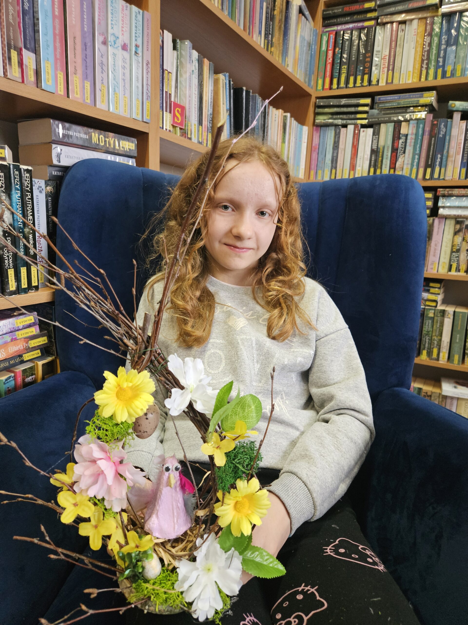 20260330_165401 Dziewczynka z wielkanocnym stroikiem.