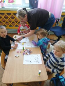 Dzieci i nauczycielka podczas warsztatów.