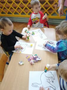 Dzieci podczas warsztatów.