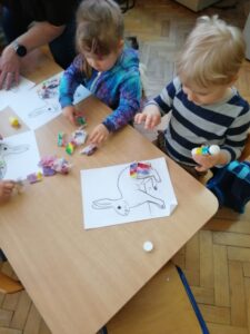 Dzieci podczas warsztatów.