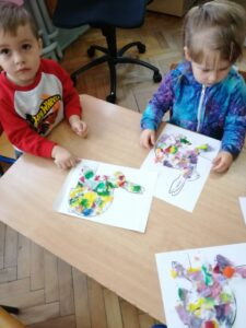 Dzieci podczas warsztatów.