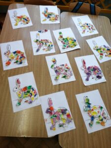 Kolorowe zajączki wyklejane przez dzieci.