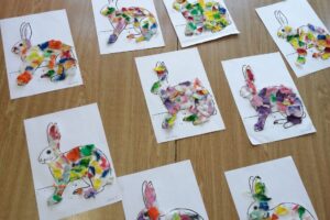 Kolorowe zajączki wyklejane przez dzieci.