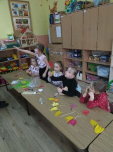 Dzieci podczas warsztatów robienia tulipanów z papieru.