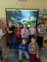 Grupa dzieci z papierowymi tulipanami w rękach.