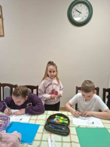 Dzieci podczas warsztatów plastycznych.