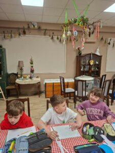 Dzieci podczas warsztatów plastycznych.