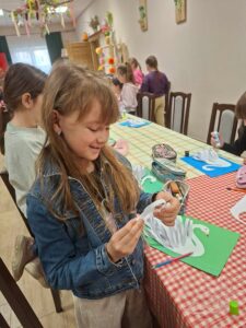 Dziewczynka podczas warsztatów plastycznych.