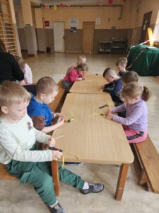 Dzieci wykonujący zakładki do książek.