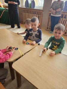 Chłopcy pokazujący zakładki do książek.