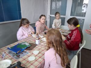 Pięć dziewczynek podczas warsztatów rękodzieła- zające.