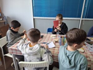 Grupa dzieci podczas warsztatów rękodzieła- zające.