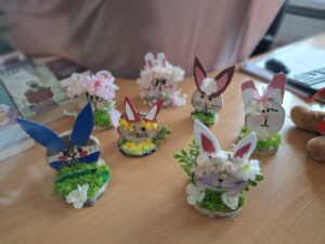 Zajączki, wykonane przez dzieci z plastrów drzewa i ozdób.