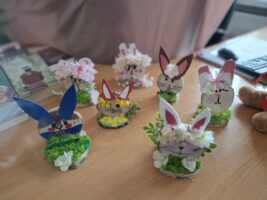 Zajączki, wykonane przez dzieci z plastrów drzewa i ozdób.