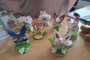 Zajączki, wykonane przez dzieci z plastrów drzewa i ozdób.