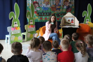 Dzieci i kobieta, która pokazuje im kartę czytelnika.