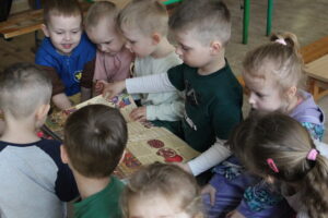 Dzieci oglądające wielką książkę.