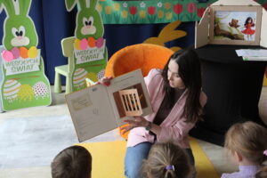 Kobieta pokazująca książkę.