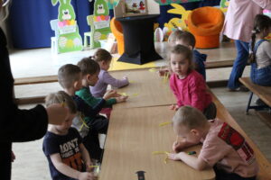 Dzieci wykonujące zakładki do książki.