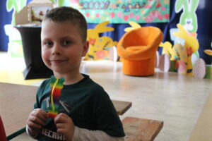 Chłopiec zzakładką do książki.