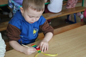 Chłopiec wykonujący zakładkę do książki.