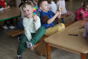 Chłopcy pokazujący zakładki do książek.