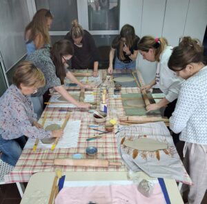 20260515_162919 Kobiety podczas warsztatów ceramiki.
