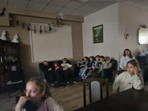 Dzieci oglądające projekcję.