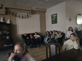 Dzieci oglądające projekcję.