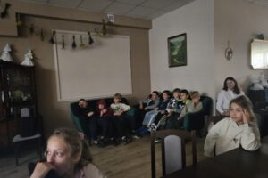 Dzieci oglądające projekcję.