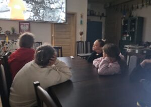 Dzieci oglądające projekcję.