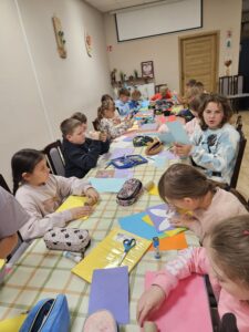 20260617_092655 Dzieci podczas warsztatów plastycznych.